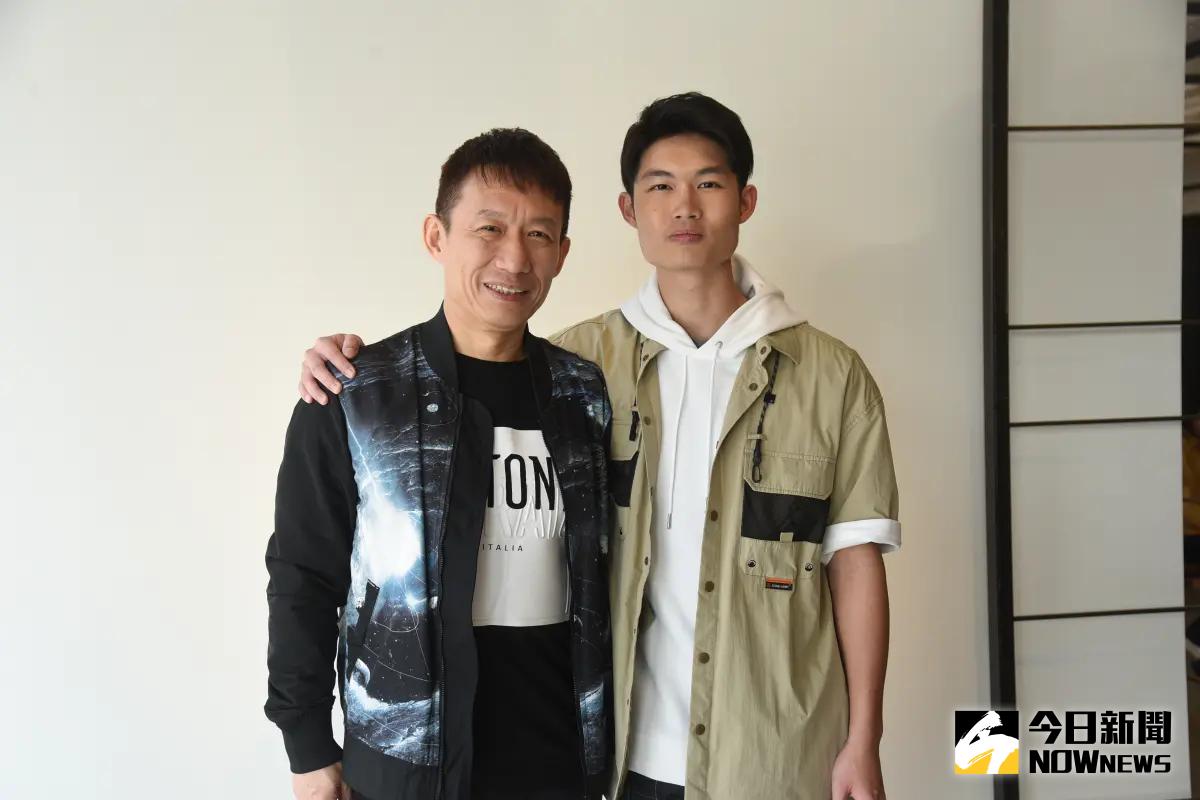 ▲郭子乾（左）、郭德君父子檔綜藝首秀獻給《鄉民大學問》，郭德君認了當星二代壓力大，最愛演員是許光漢、吳慷仁。（圖／記者陳明安攝影）