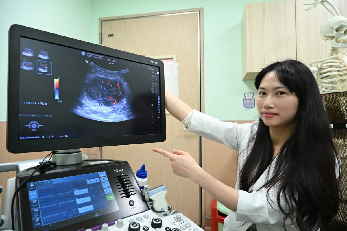 ▲復健科醫師藉由超音波儀器，檢查出腫瘤大小、質地及位置。(圖／醫院提供2024.2.1)