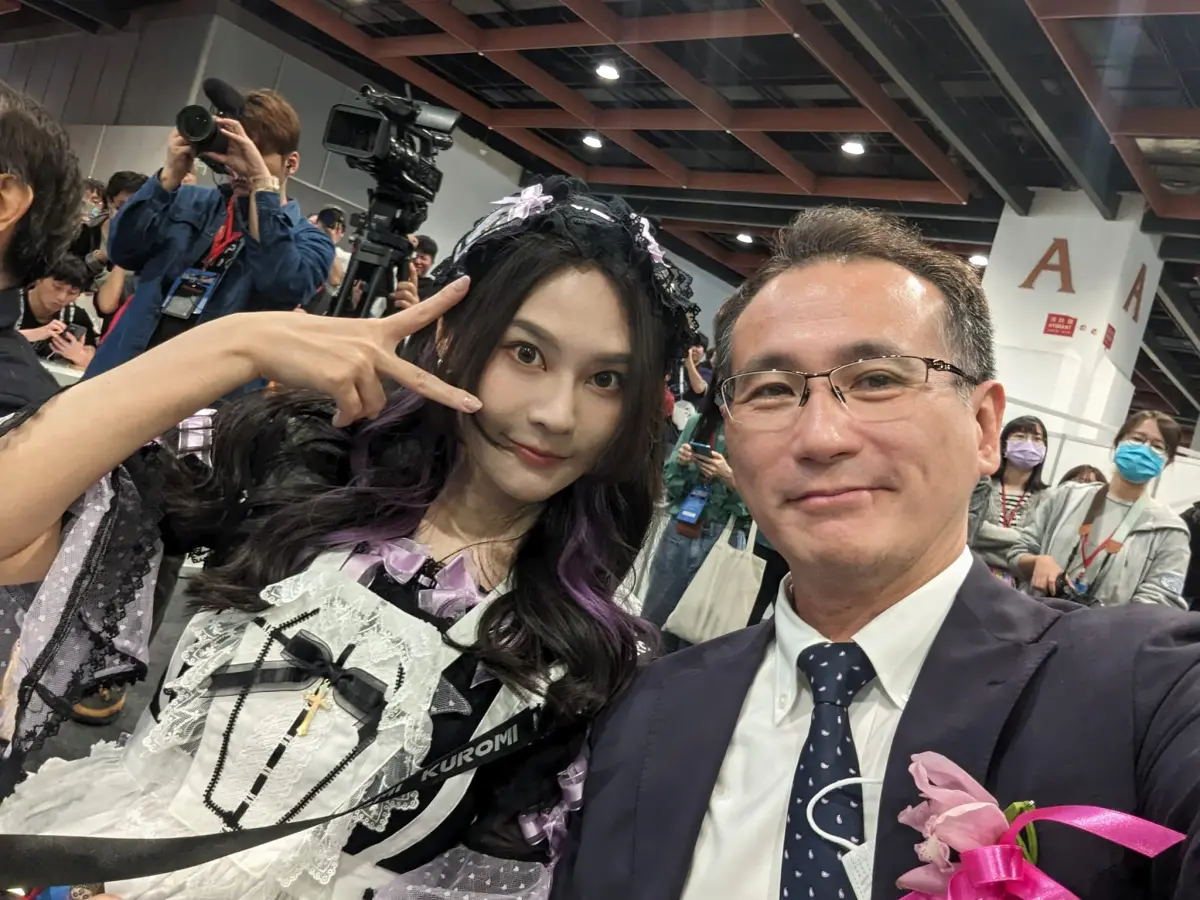 ▲第12屆台北國際動漫節今（1）日開幕，不料在開幕式現場，除了湧入大批動漫迷之外，還出現兩位剛卸下立委職務的名人鄭運鵬、賴品妤。（圖／取自鄭運鵬臉書）