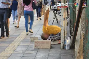 曼谷街頭驚見外籍男子賣藝乞討　哀求「我需要20泰銖買機票回家」
