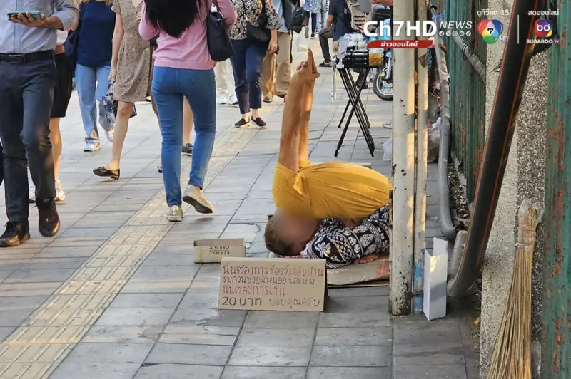 ▲外籍男子疑似沒錢返國，在曼谷街頭乞討。（圖／翻攝自ch7hd_news）