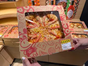 ▲日本連鎖超市「LOPIA」，提供日本夯賣的多種口味現烤披薩。（圖／）