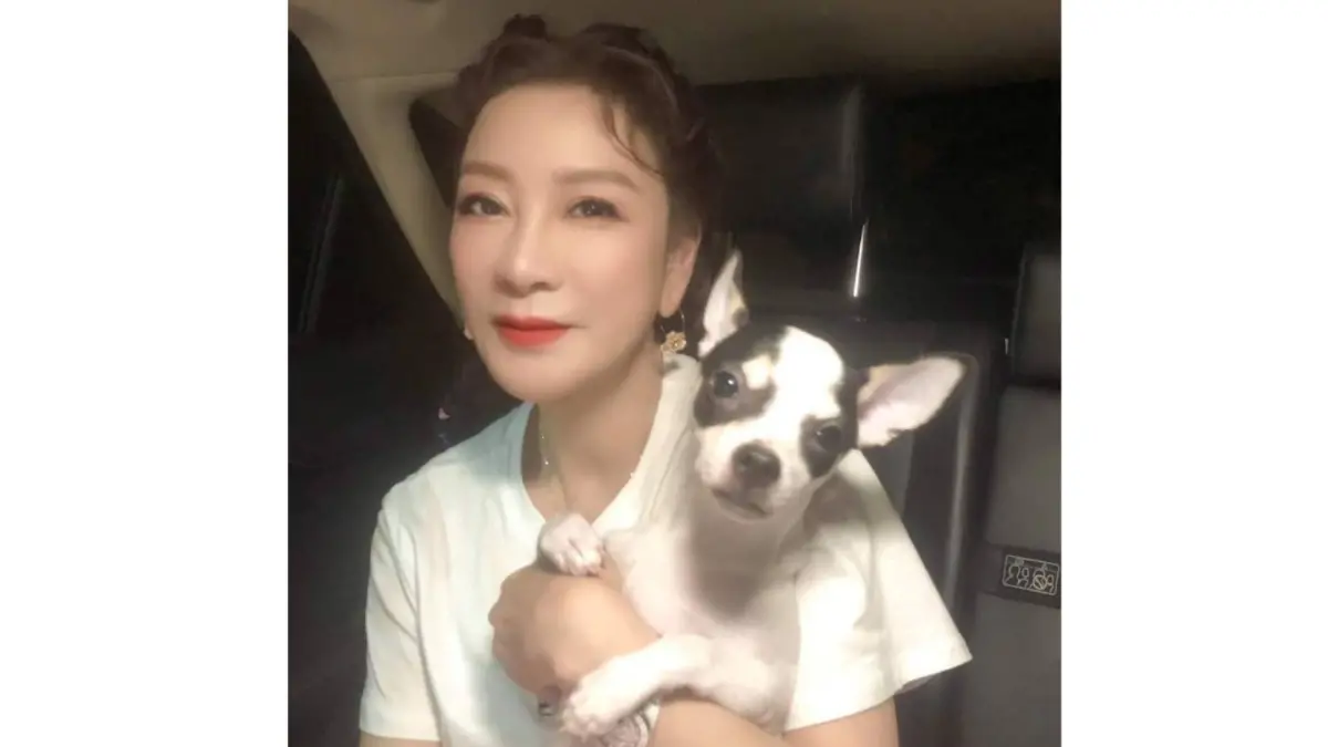 ▲藝人楊繡惠是演藝圈出了名的孝女，她曾表示為了家人「什麼都願意做」，買房、開店都是為了父母，今（1）日突宣布為了陪伴家人將請辭演藝工作。（圖／楊繡惠臉書）