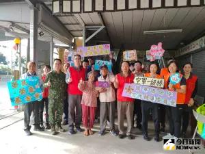 ▲李秦強率隊協同埔光部隊及空軍愛心社，協助李景川爺爺夫婦清理家園。（圖／記者莊全成攝，2024.02.01）