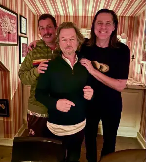 ▲金凱瑞（右一）和亞當山德勒（左一）、大衛史派德合影。（圖／David Spade IG）