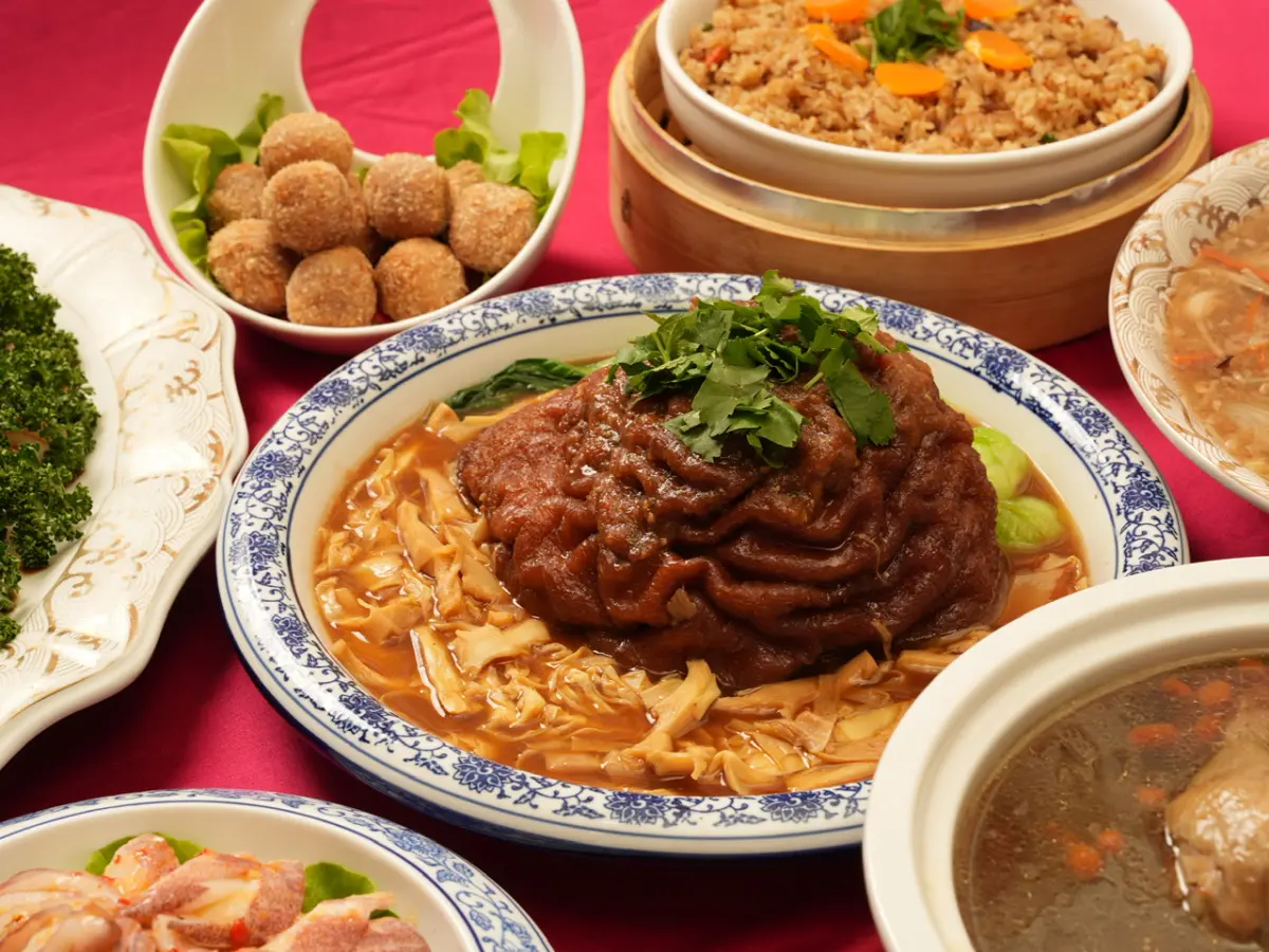 ▲年菜常見的油飯、年糕等為精製澱粉且常會額外添加許多油脂和糖增添風味，建議適量食用。（圖／記者陳美嘉翻攝）