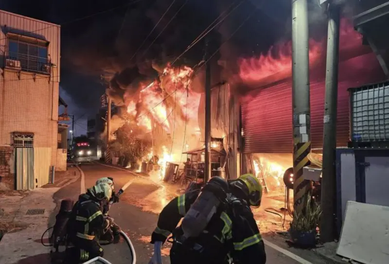 ▲嘉義市988巷一處放置鐵皮工廠，今（1）日傍晚發生大火，火勢一發不可收拾。（圖／翻攝畫面）