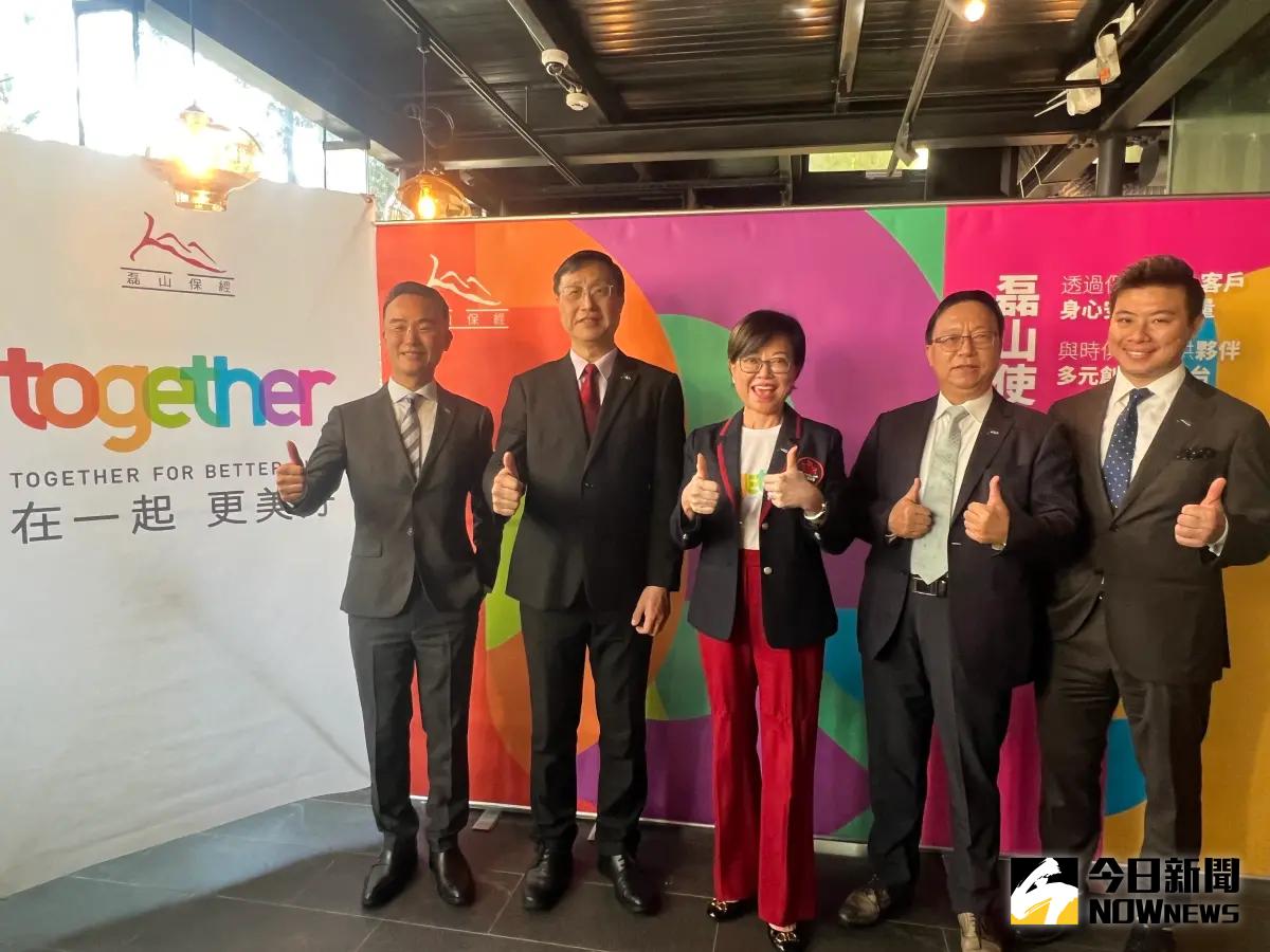 ▲2023年揮別疫情、各行各業逐步恢復常態，台灣保險市場卻如坐「雲霄飛車」，壽險業初年度保費收入年衰退6.9%，但磊山保經年卻逆勢成長39.7%，董事長李佳蓉（中）與業務總經理林世德（右一）期許2024年會更好。（圖／記者顏真真攝）