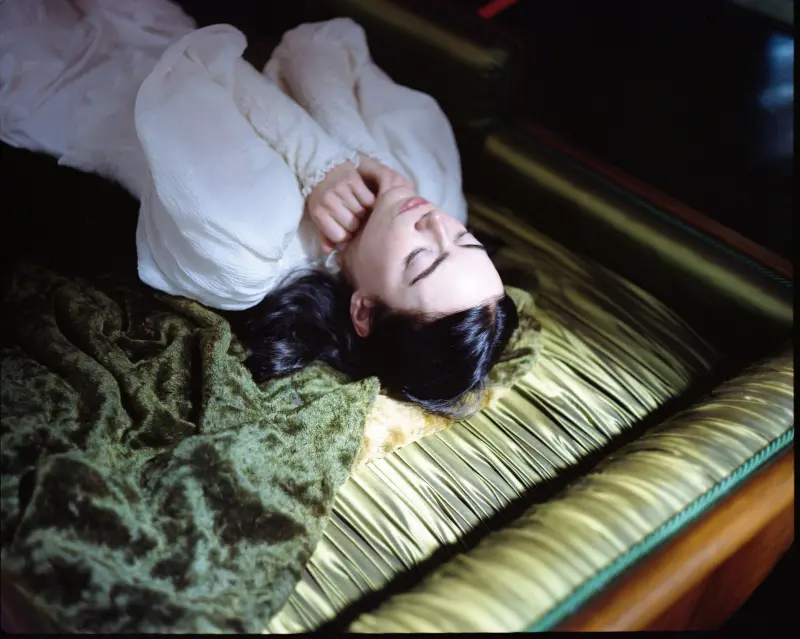 ▲艾瑪史東在《可憐的東西》中飾演「貝拉」，挑戰火辣床戲突破自我尺度。（圖／探照燈影業）