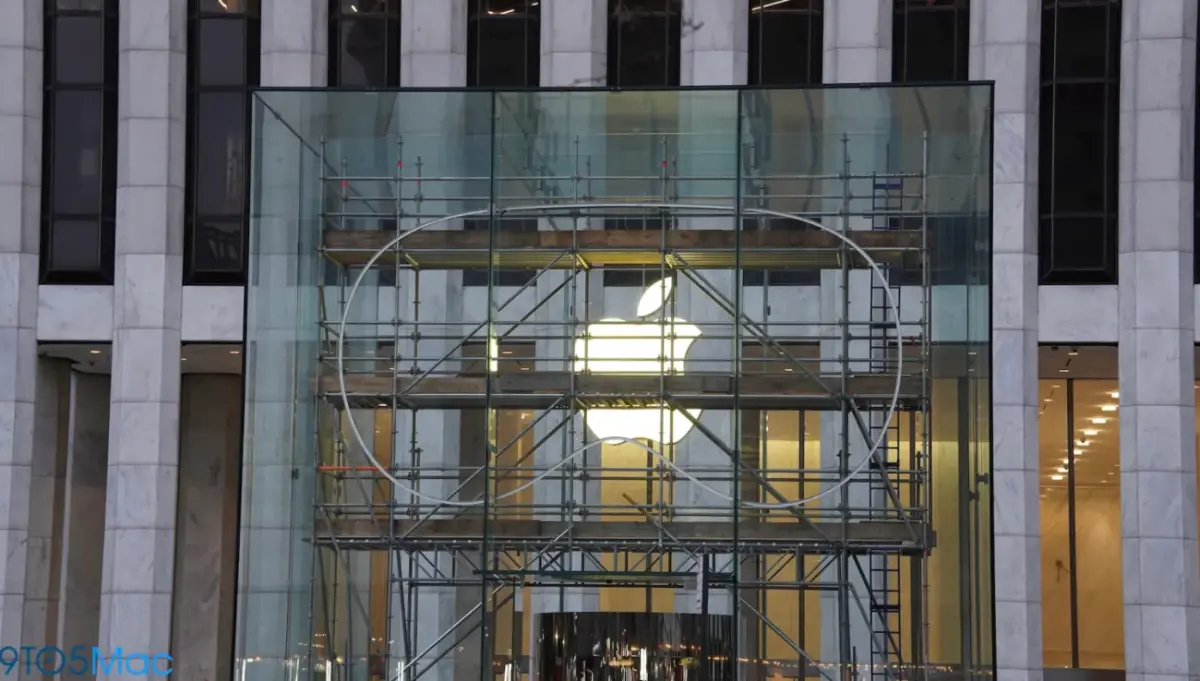 ▲為迎接Vision Pro上市，位於紐約第五大道上的Apple Store，門口甚至架起鷹架，正在進行建造巨大Vision Pro複製品的大工程。（圖／擷取自9to5Mac）