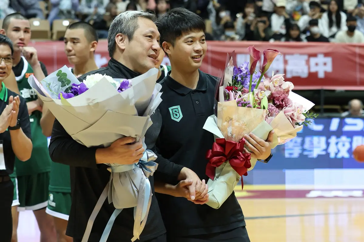 ▲在8強戰的最後一場，黃萬隆親口宣布將在這次HBL結束後引退，由教練葉韋喬完全接手執教松山高中，因此今年在小巨蛋也將是他在高中教練生涯的最後一舞。（圖／高中體總提供）