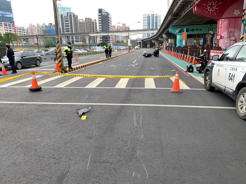 ▲易男穿越馬路意外與機車發生碰撞。（圖／翻攝畫面）