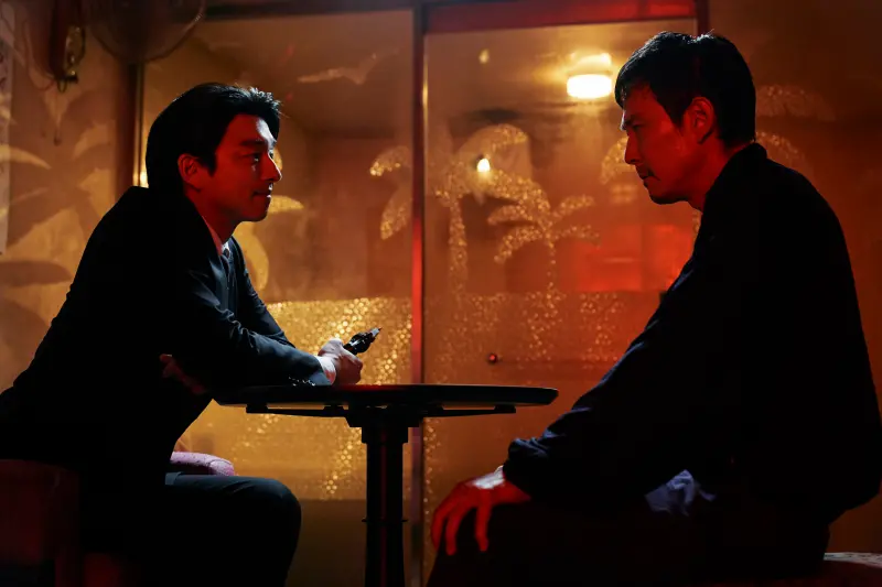 ▲李政宰主演的《魷魚遊戲2》中，孔劉（左）一樣會演出，手上的槍成亮點。（圖／Netflix）