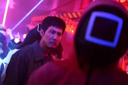 ▲▼李政宰(下)、朴珪瑛是《魷魚遊戲2》的男女主角。(圖/Netflix) ▲▼李政宰(下)、朴珪瑛是《魷魚遊戲2》的男女主角。(圖/Netflix)