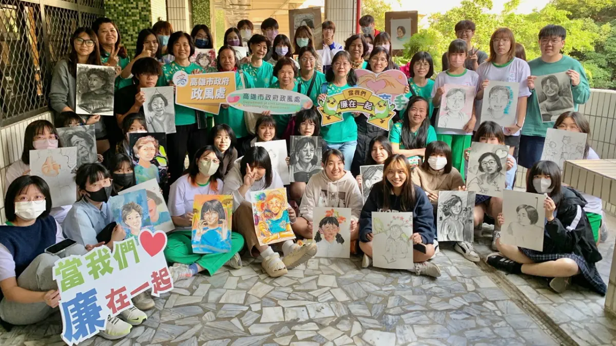 ▲鼓山高中美術班37名學生，以畫筆繪出12位「樂齡廉政志工」投身廉政服務的畫像。（圖／高市府教育局提供）