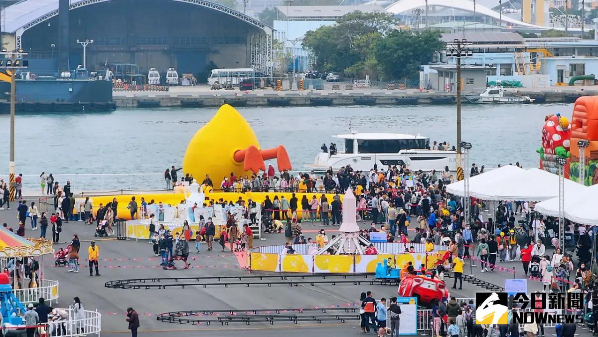 ▲「2024冬日遊樂園」有多種遊樂設施，場域內還有許多好看又好拍的作品，像是網路討論度爆表的「屁屁鴨」等。（圖／記者陳美嘉攝）