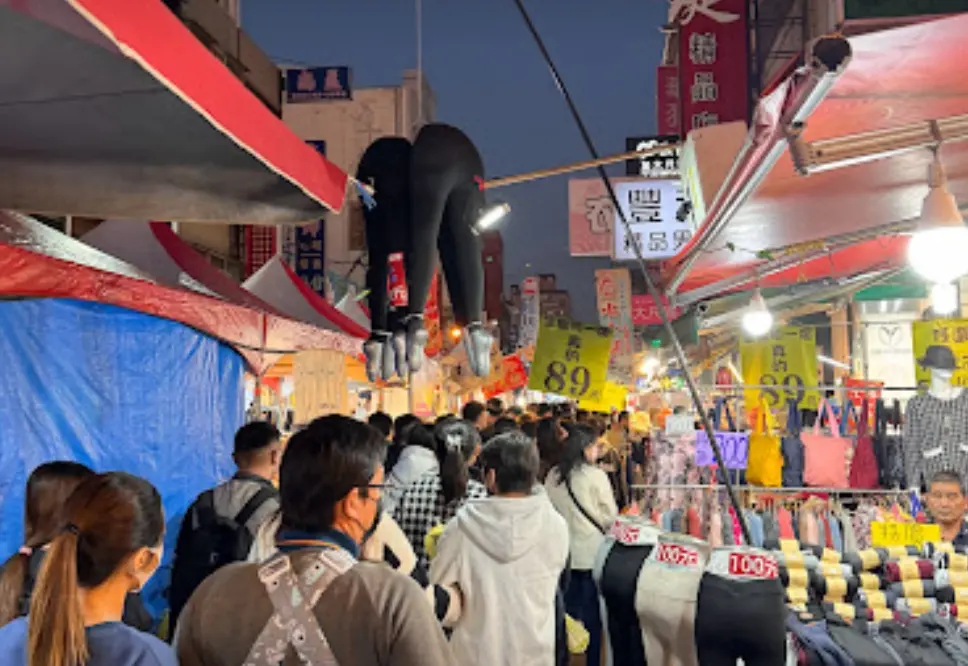 ▲台中天津路年貨大街在上月登場，結果開幕一個禮拜後負評如潮，被遊客稱只是「夜市」，不是年貨大街，引起討論。（圖/Google評論）