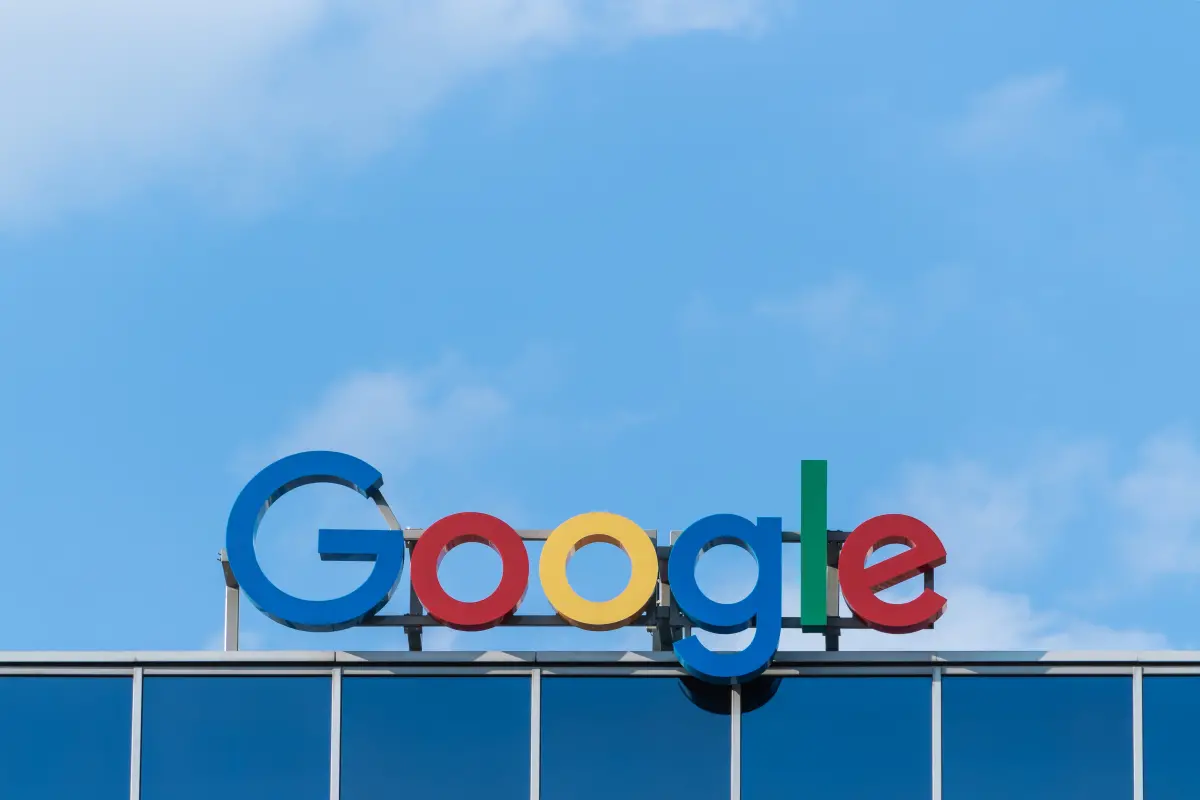 ▲美國司法部6日表示，1位曾在Google任職的中國籍工程師，涉嫌竊取Google的AI相關機密檔案，在Google上班期間還同時在中國創立科技公司，並受僱於另一家中國企業。（圖／擷取自Unsplash）