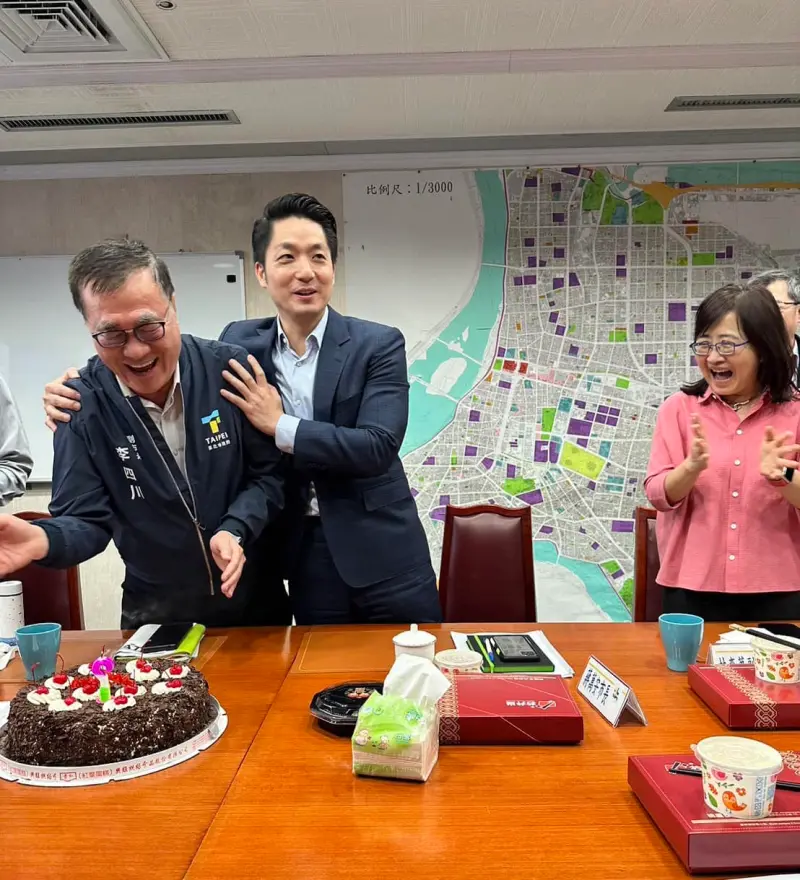 ▲台北市長蔣萬安幫副市長李四川慶生。（圖／翻攝自林奕華臉書）