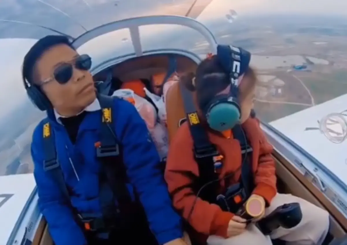 ▲中國安徽1名王姓男子，連續幾年都開著小型飛機，載女兒回老家過年，避開陸地塞車潮。（圖／擷取自微博影片）