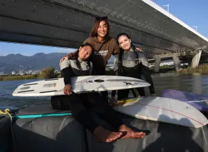 ▲ Riona(左)、姐姐與嘻嘻哈哈滑水學校教練Sammy(中)快樂合影。（圖/特約攝影郭運復）