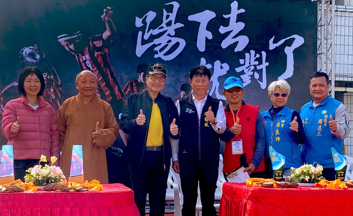 ▲第14屆「國泰世華旭村盃全國少年足球邀請賽」1月22日在台東市市長陳銘風(中)、國泰世華銀行基金會董事長李明賢(左三)見證下盛大開踢。（圖／品牌提供）
