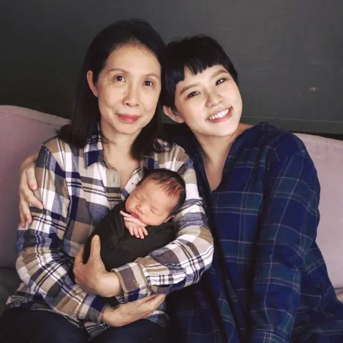 ▲「Hold住姐」謝依霖(右)疫情期間生了一雙兒女,淡出螢光幕前,成為全職媽媽。(圖/圓神出版社提供) ▲「Hold住姐」謝依霖(右)疫情期間生了一雙兒女,淡出螢光幕前,成為全職媽媽。(圖/圓神出版社提供)