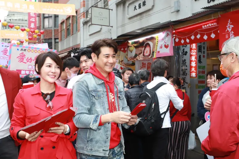 ▲李沛綾（左一）和陳熙鋒等演員發送紅包袋。（圖／民視提供）