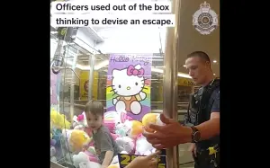 澳洲3歲童超皮！勇闖Hello Kitty夾娃娃機後出不來　警破窗救人
