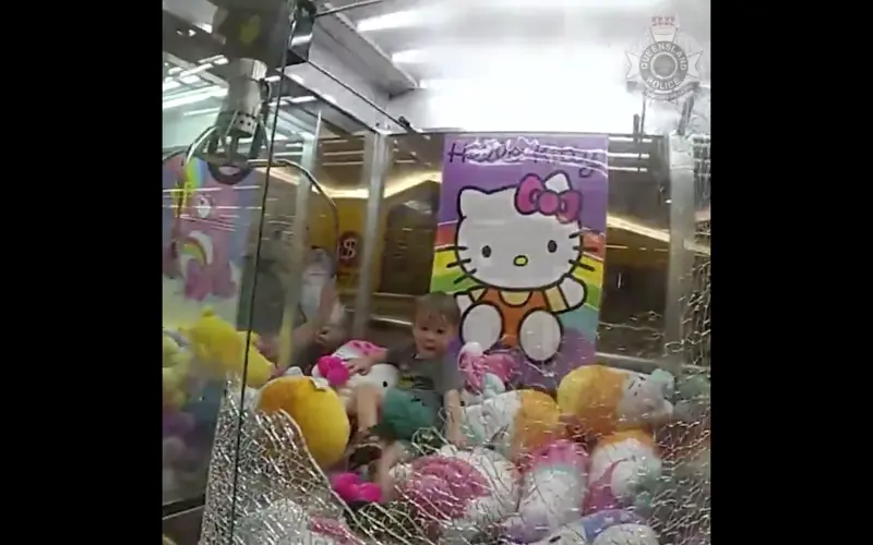 ▲澳洲布里斯本一位3歲男童伊森（Ethan），爬進購物中心的夾娃娃機內，隨後受困其中無法脫身，最終靠警察打破玻璃才把人救出。（圖／翻攝自Queensland Police的X影片截圖）