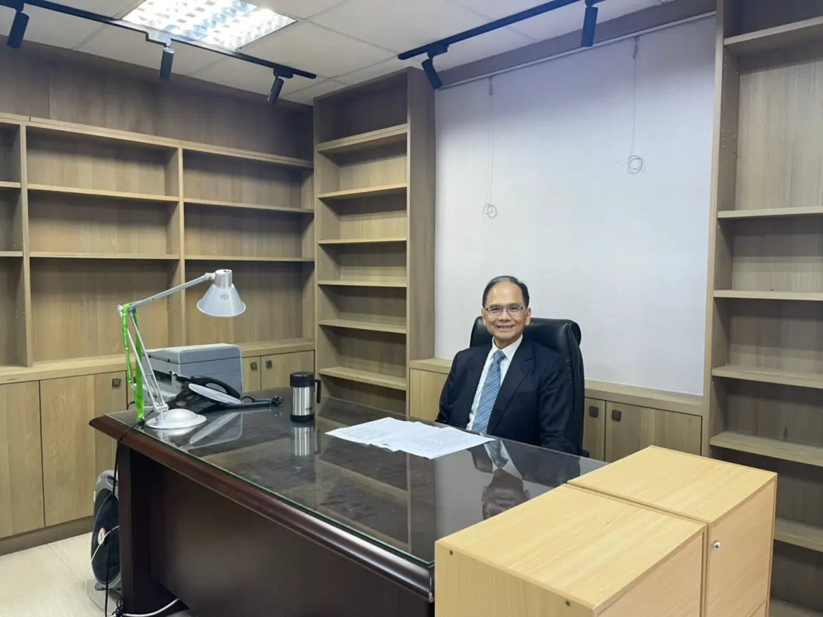 ▲在2月1日就職典禮後，游錫堃與辦公室全體同仁在青島會館3301室辦公，圖為游在青島會館照片。（圖／讀者提供）