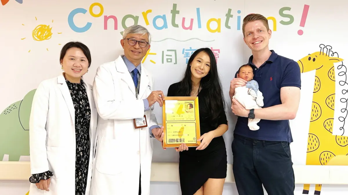 ▲大同醫院為迎接第100位在新改建的婦幼中心所誕生的寶寶，特別準備客製化的專屬金箔身分證與嬰兒用品，由傅尹志院長(左二)及婦產科主治醫師徐昕宜(左一)致贈予父母親，祝福寶寶健康長大。（圖／大同醫院提供）