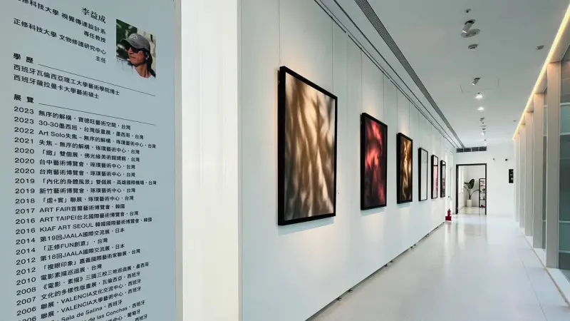 ▲高禾醫院於藝術走廊展出當代藝術家李益成《霧中的詩篇》個展。（圖／高禾醫院提供）