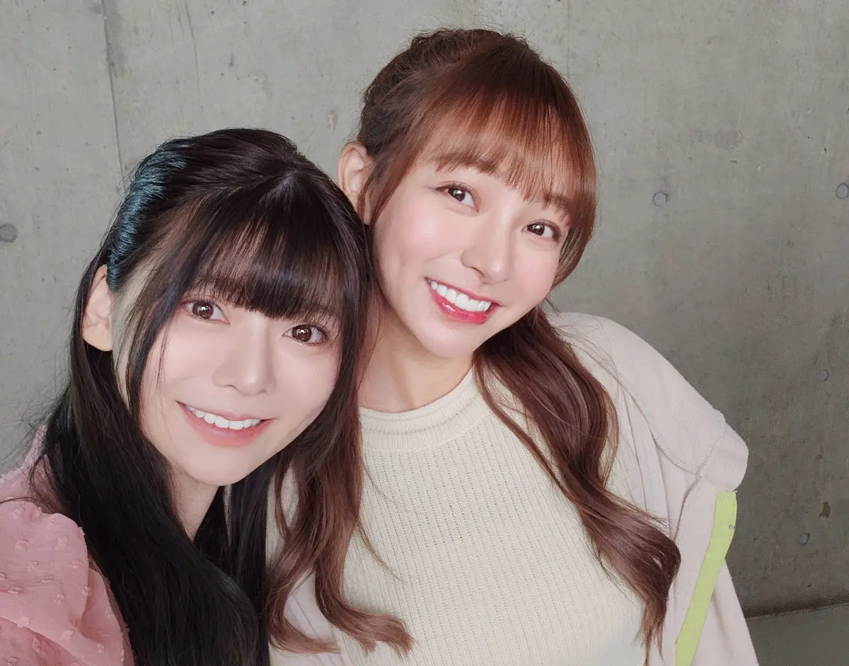 ▲林襄（右）暴紅成啦啦隊女神，美女經紀人莉奈是最大功臣，她坦言不會限制藝人戀愛，反而希望有好男人來拐走她們。（圖／莉奈文創提供）