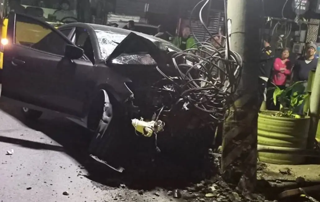 ▲2日凌晨，彰化大村鄉山腳路發生死亡車禍，26歲陳姓女子酒後開車狂飆，當場撞飛一台經過的機車，直到衝撞路邊電桿才停下，而宋姓男騎士遭撞飛，送醫搶救仍傷重宣告不治。（圖／翻攝畫面）