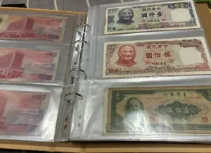 ▲有網友也秀出自己的新台幣收藏本，也有50元、100元、500元等稀有鈔票，令人感到非常新鮮。（圖/報廢1公社）