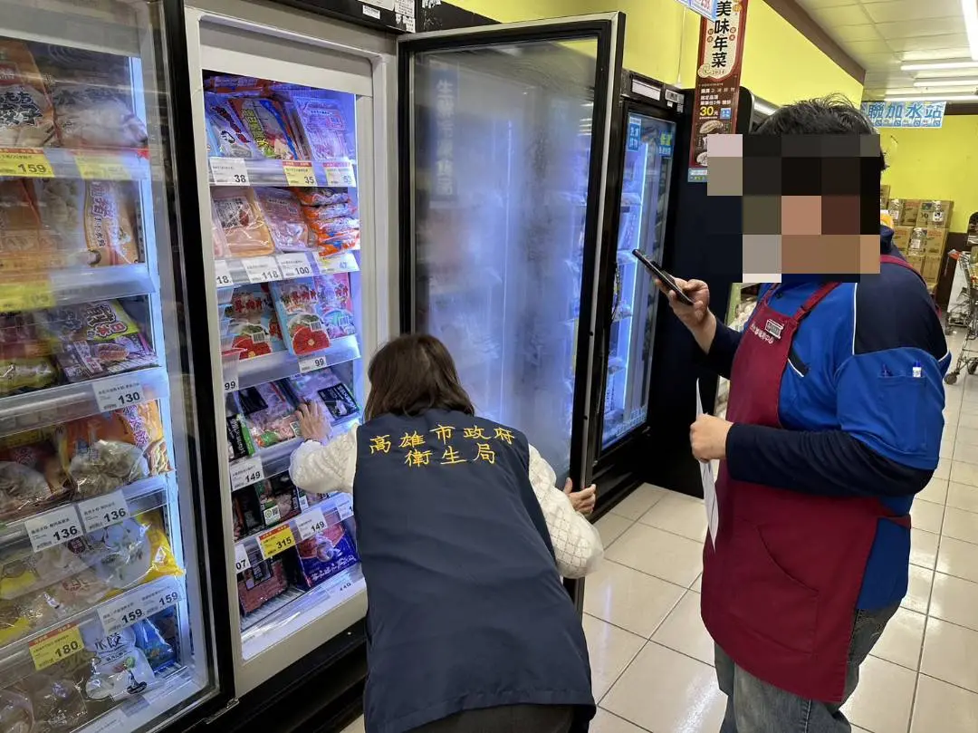 ▲台糖梅花肉片檢出瘦肉精，高市府衛生局隨即派員查察轄內16家全聯門市，其中1家查獲20包該批產品立即監督業者下架。（圖／高市府衛生局提供）