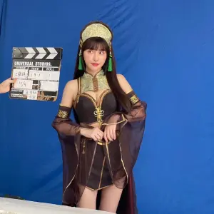 ▲峮峮拍手遊廣告,小秀好身材。(圖/翻攝自峮峮臉書) ▲峮峮拍手遊廣告,小秀好身材。(圖/翻攝自峮峮臉書)