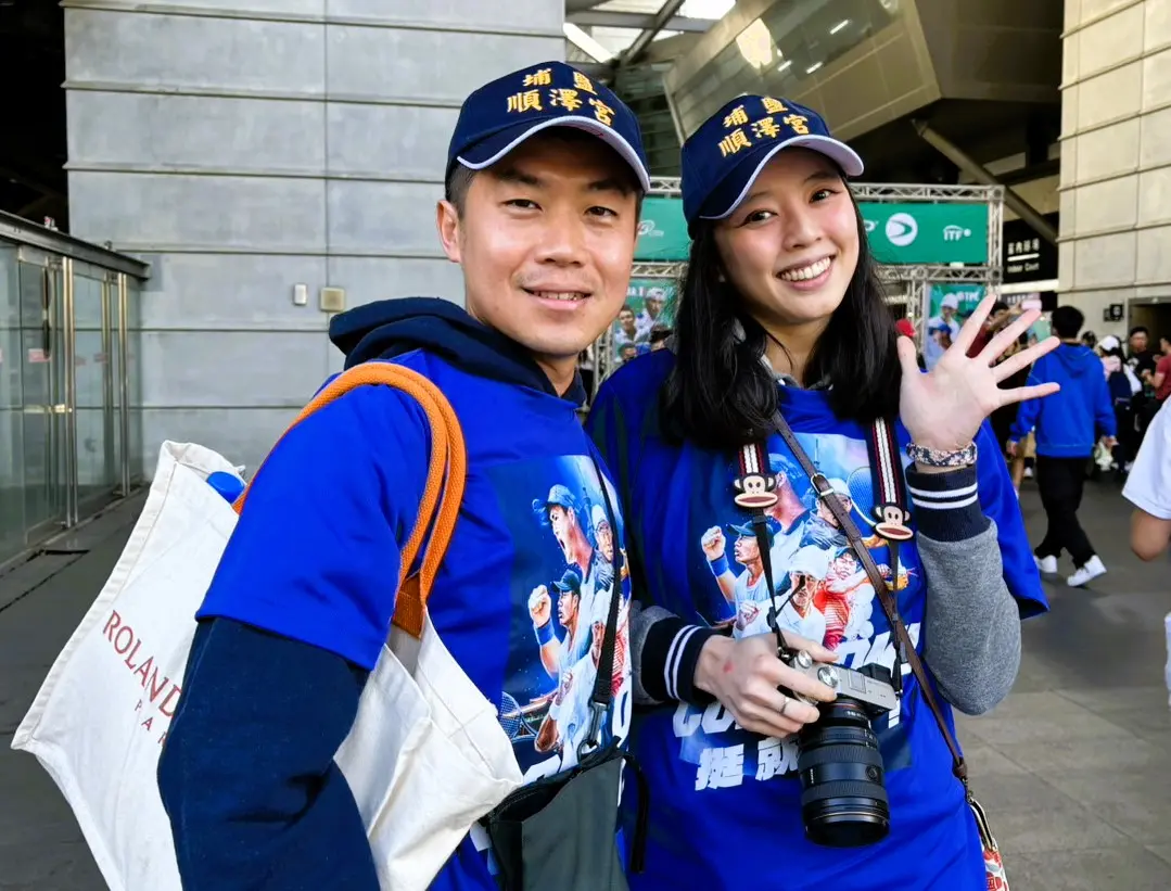 ▲夫妻檔Sherlock和Alison特別戴著彰化埔鹽順澤宮帽子入場，(圖／記者廖聿偉攝)