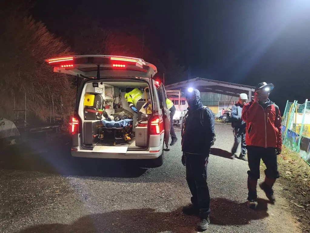 ▲消防局今天凌晨派員將女子背負下山送醫。（圖／翻攝畫面）