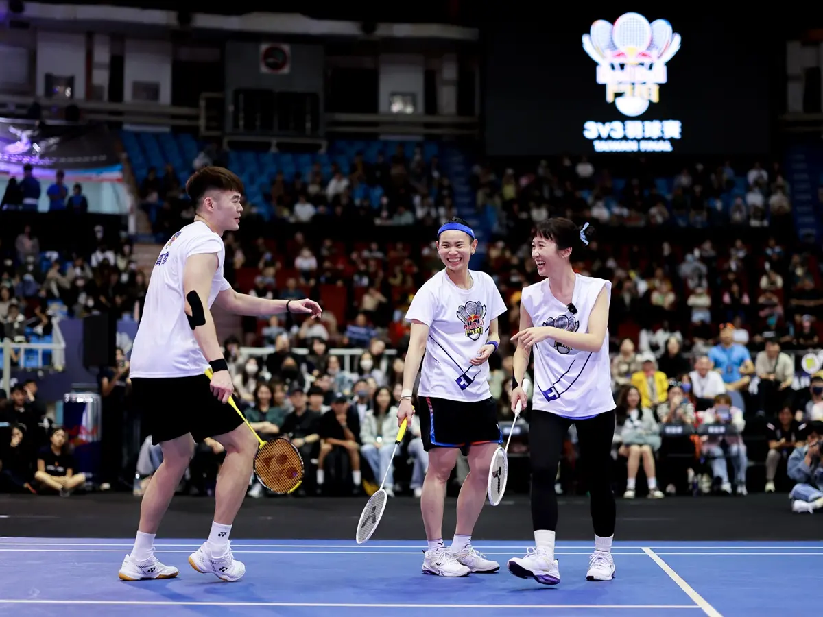 ▲戴資穎和王齊麟一起參加鬥拍賽事，吐槽對方首局失誤太多，問他是不是「對面派來的」。（圖／Red Bull提供）