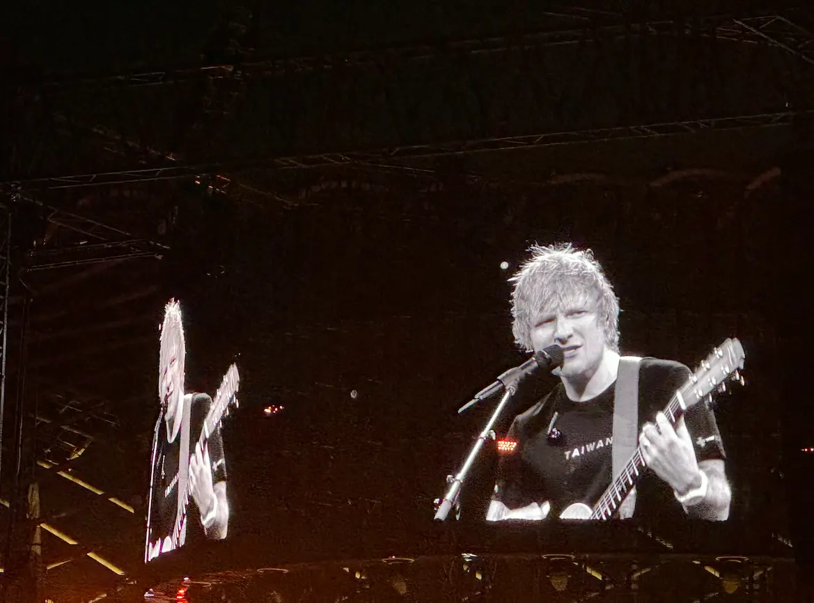 ▲紅髮艾德穿著寫著「TAIWAN 」字樣的黑色上衣，準時在8點現身高雄演唱會。（圖／讀者提供）