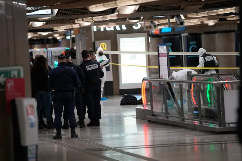 ▲法國巴黎里昂車站（Gare de Lyon）今（3）日發生一起持刀攻擊事件，造成3人受傷，嫌犯在案發後於現場立即遭到逮捕。警方表示，調查後初步排除這起事件與恐怖攻擊有關。（圖／美聯社／達志影像）