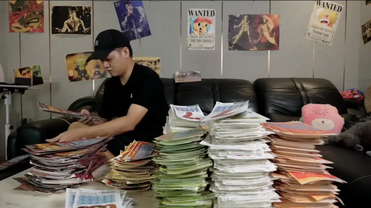 ▲中國YouTuber伍哥向彩券攤販回收40公斤的廢棄刮刮樂，看是否能撿中被看漏的獎金，沒想到最終還真的成功撿到多張中獎刮刮樂，總共賺到200元人民幣獎金。（圖／翻攝自YT「伍哥賊離譜」）