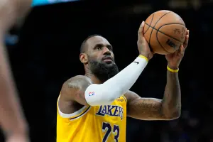 NBA／詹皇發神秘「沙漏」圖、又陷入交易漩渦　球評：有話就直說
