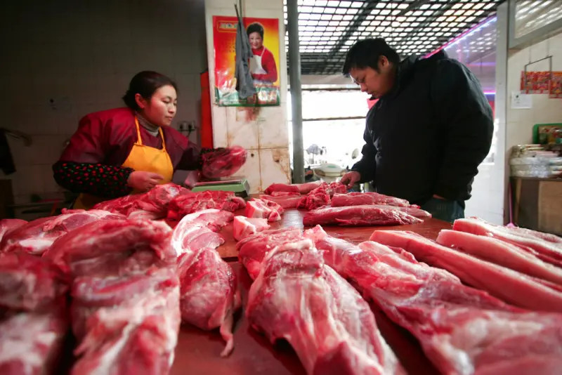 ▲中國的豬肉需求在近幾個月來一直處於低迷狀態，外媒報導指出，由於中國薪資普遍下降，家庭支出縮減，而豬肉價格大減，更暴露出中國的深層經濟問題。（圖／美聯社／達志影像）