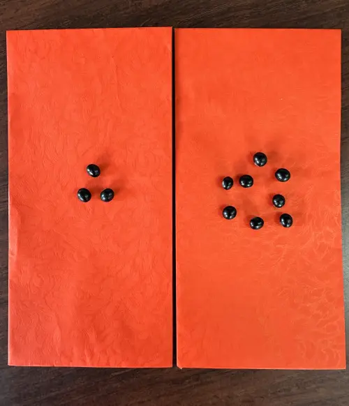 ▲2025立春記得要躲春，可將3顆、8顆黑豆用紅包袋裝起，一同放入包內。（圖／楊登嵙提供）