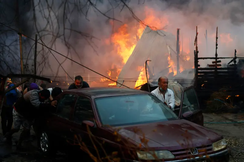 ▲今年2月智利度假勝地比納薩瑪市（Vina del Mar）發生嚴重火災，在強風及熱浪助長下火勢一發不可收拾，造成137人死亡。智利當局今（25）日宣布逮捕了一位22歲的年輕消防員和一位林業官員，罪名是涉嫌縱火。圖為當時火災資料照。（圖／美聯社／達志影像）