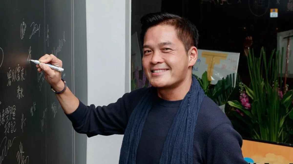 ▲香港資深男星鄭啟泰驟逝，終年56歲，2天前才剛跟女友求婚成功，如今天人永隔，讓女友相當不能接受。（圖／鄭啟泰FB）