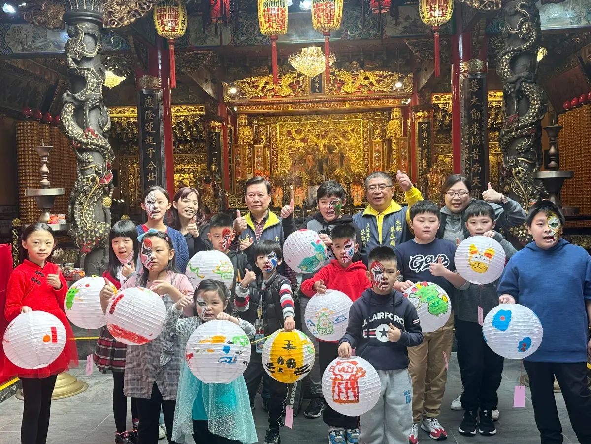 ▲木柵集應廟舉辦燈籠彩繪、扮官將首，盼打造在地文化新品牌。（圖／木柵集應廟提供）